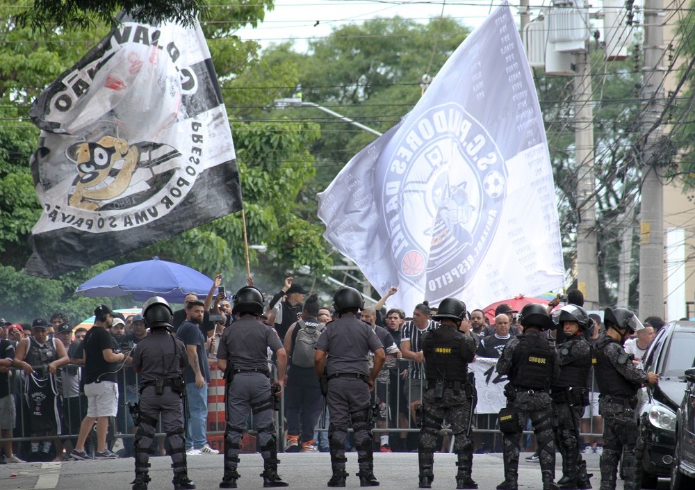 torcedores-do-corinthians-protestam-contra-pedido-de-impeachment-de-augusto-melo-e-comemoram-liminar