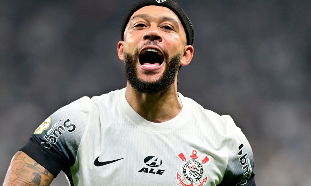 com-dois-de-depay,-corinthians-vence-bahia,-garante-copa-do-brasil-e-fica-perto-da-libertadores