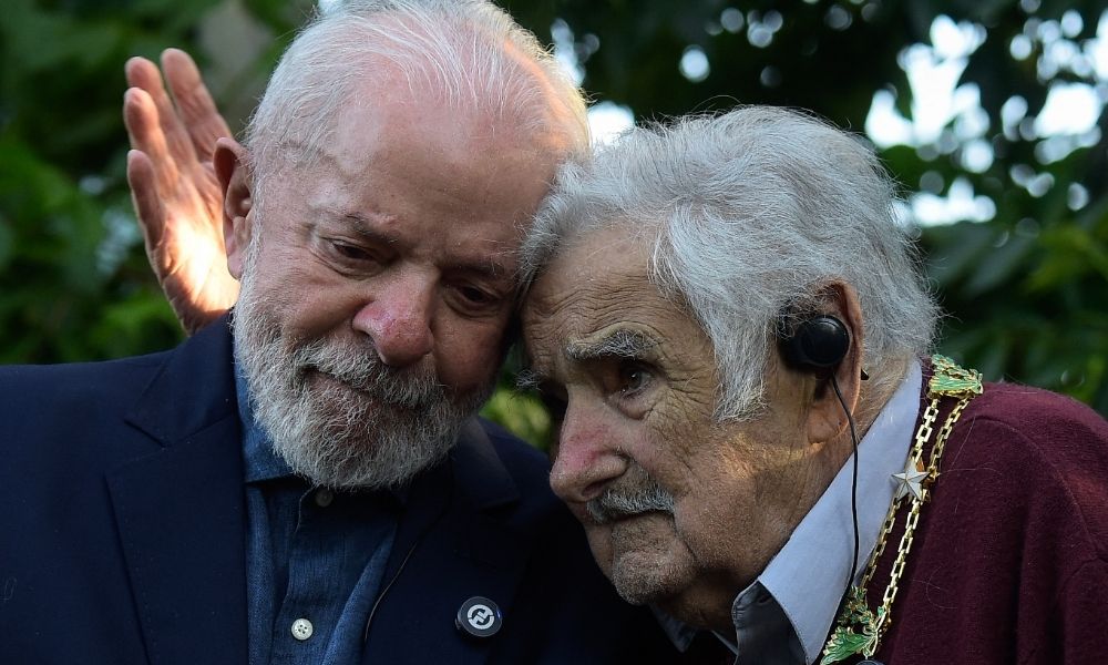 lula-homenageia-mujica-com-maior-honraria-do-brasil-em-encontro-no-uruguai