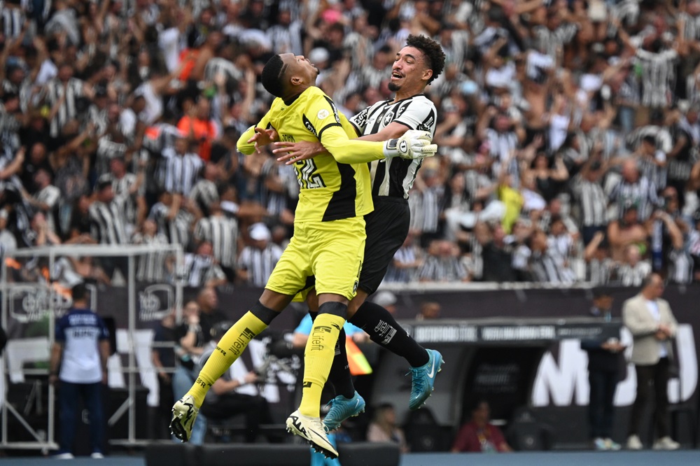 botafogo-vence-o-sao-paulo,-sai-da-fila-do-brasileirao-e-coroa-melhor-ano-de-sua-historia