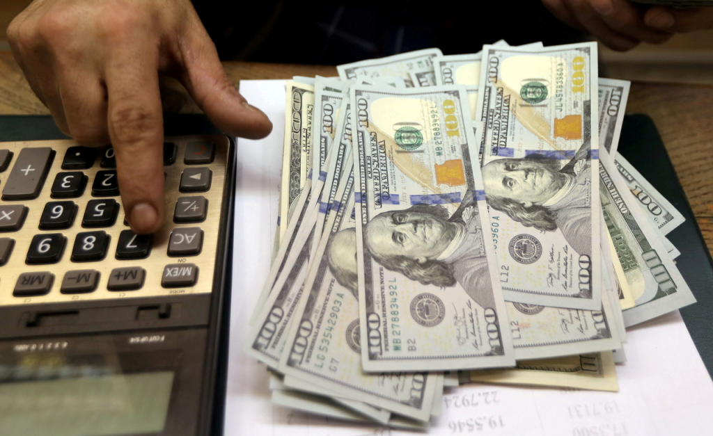 dolar-sobe-a-r$-6,08-e-renova-recorde-historico-com-desconforto-fiscal