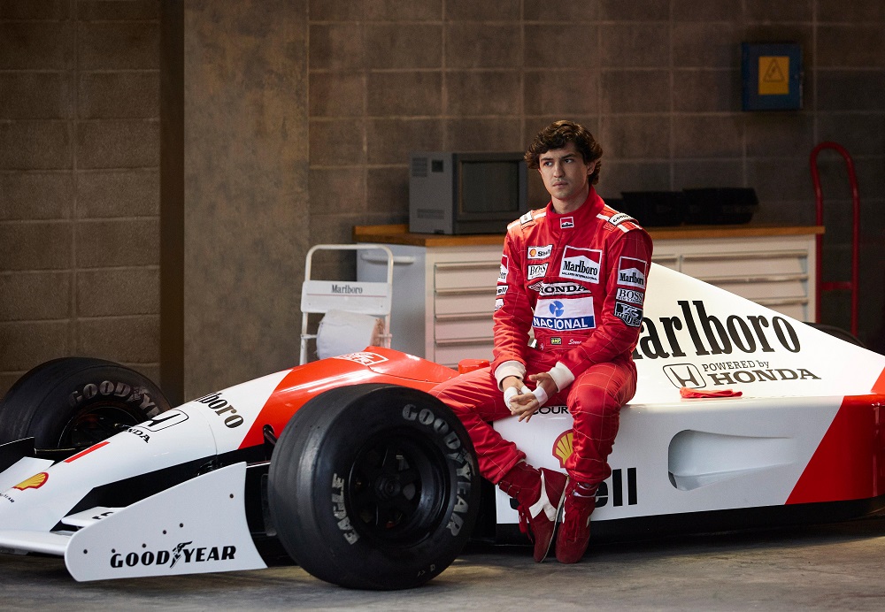 netflix-mostra-como-gabriel-leone-ficou-parecido-com-senna-em-serie-sobre-o-piloto