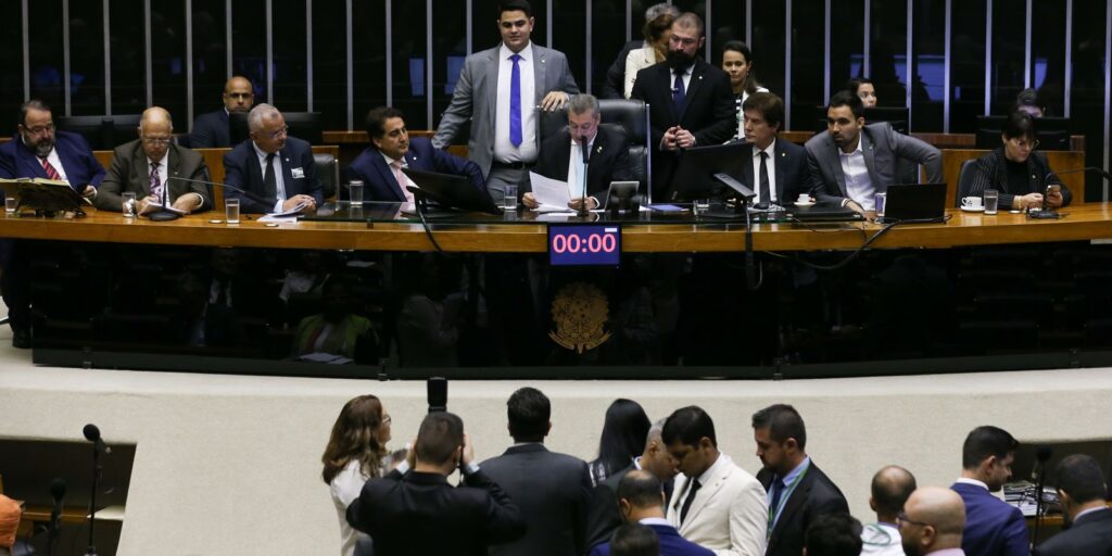 em-semana-da-seguranca,-camara-aprova-novo-tipo-de-prisao-em-flagrante