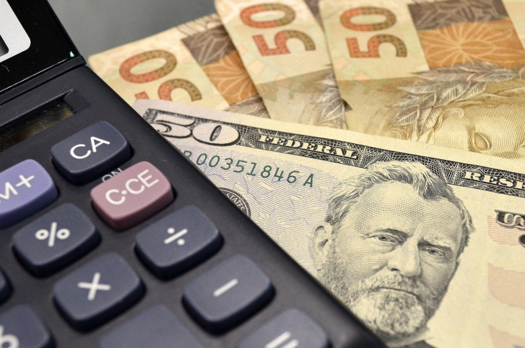 dolar-volta-a-subir-e-fecha-a-r$-6,00-apos-alta-da-selic