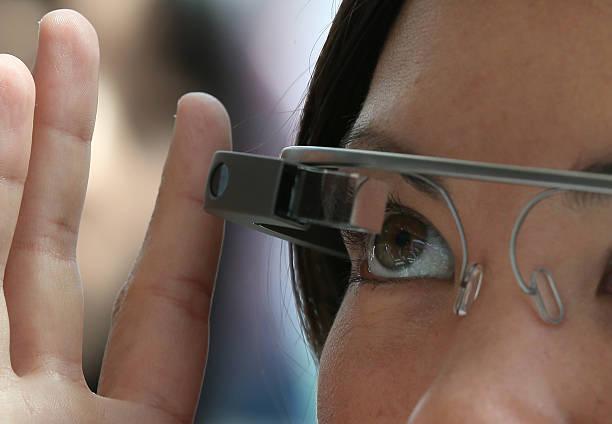 google-cria-prototipo-e-pode-lancar-novos-oculos-inteligentes