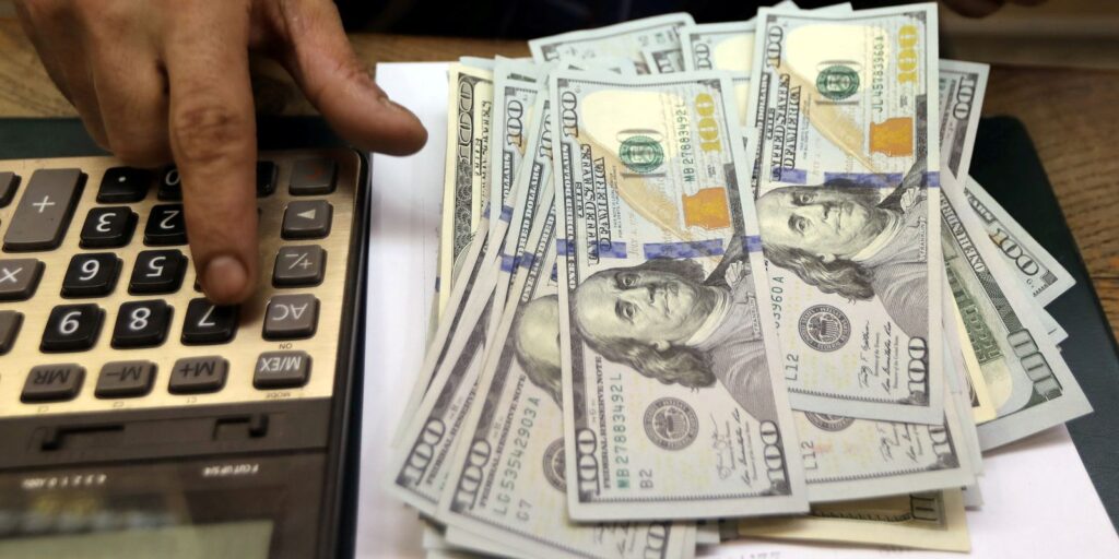 dolar-sobe-para-r$-6,09-e-bate-recorde-nominal-de-cotacao