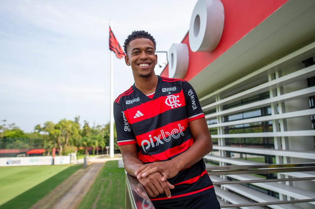 carlinhos,-do-flamengo,-e-suspenso-por-danificar-cabine-do-var-em-partida-contra-gremio