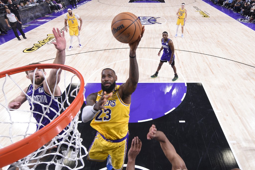 lakers-derrotam-warriors-com-cesta-de-reaves-no-ultimo-segundo;-lebron-iguala-curry