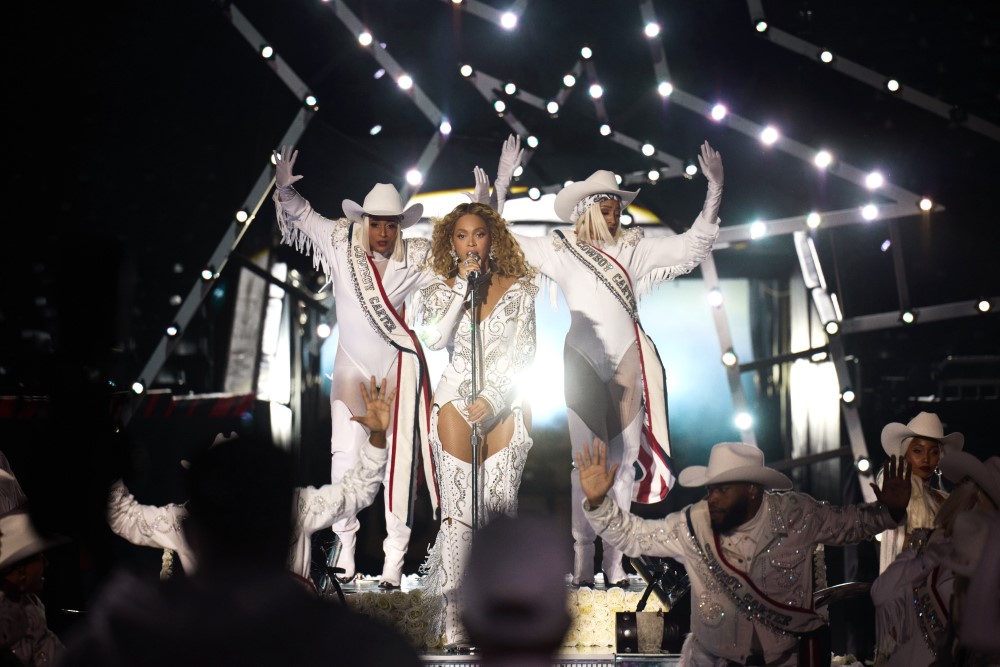 beyonce-faz-sinal-proibido-pela-nfl-durante-show-do-intervalo,-e-torcedores-pedem-punicao