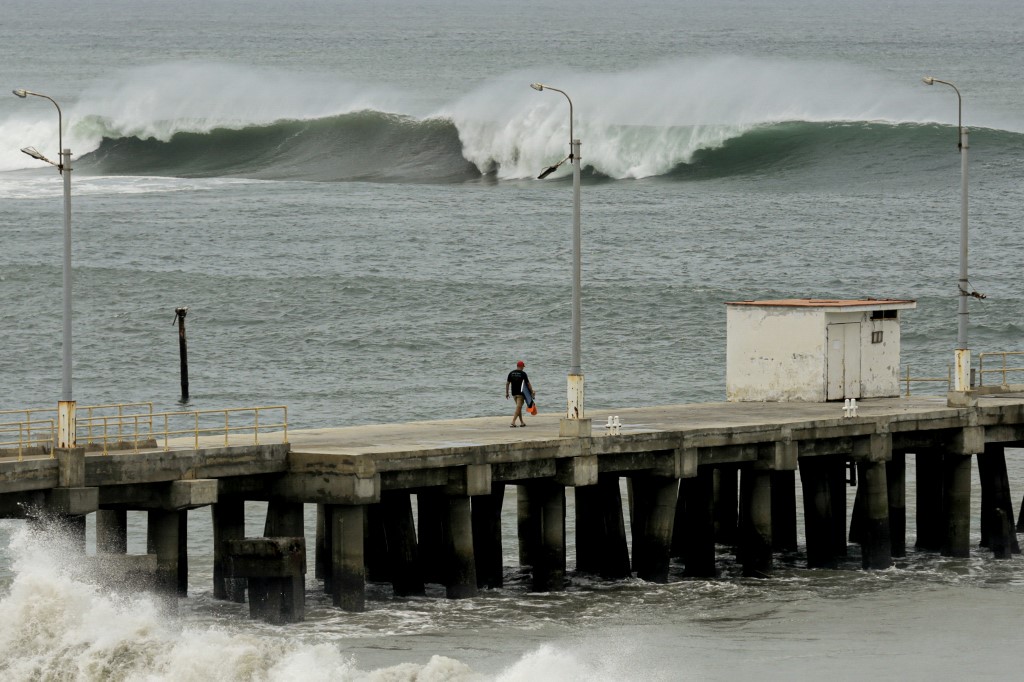 ondas-intensas,-que-atingiram-costas-do-peru-e-equador,-fecham-maioria-dos-portos-peruanos