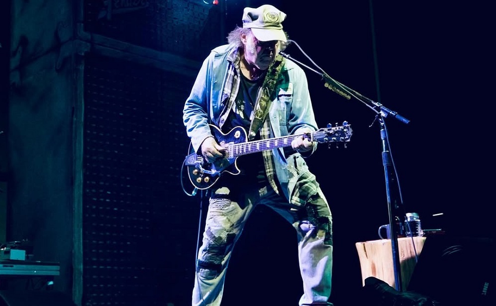 neil-young-muda-de-opiniao-e-confirma-participacao-em-glastonbury