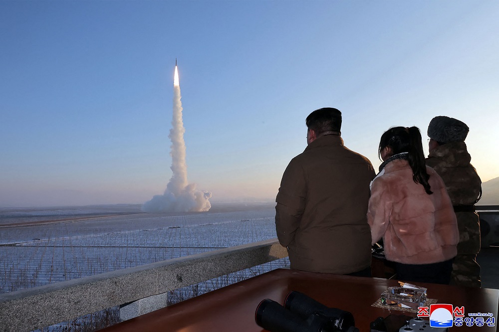 coreia-do-norte-lanca-missil-balistico-durante-visita-de-blinken-ao-sul