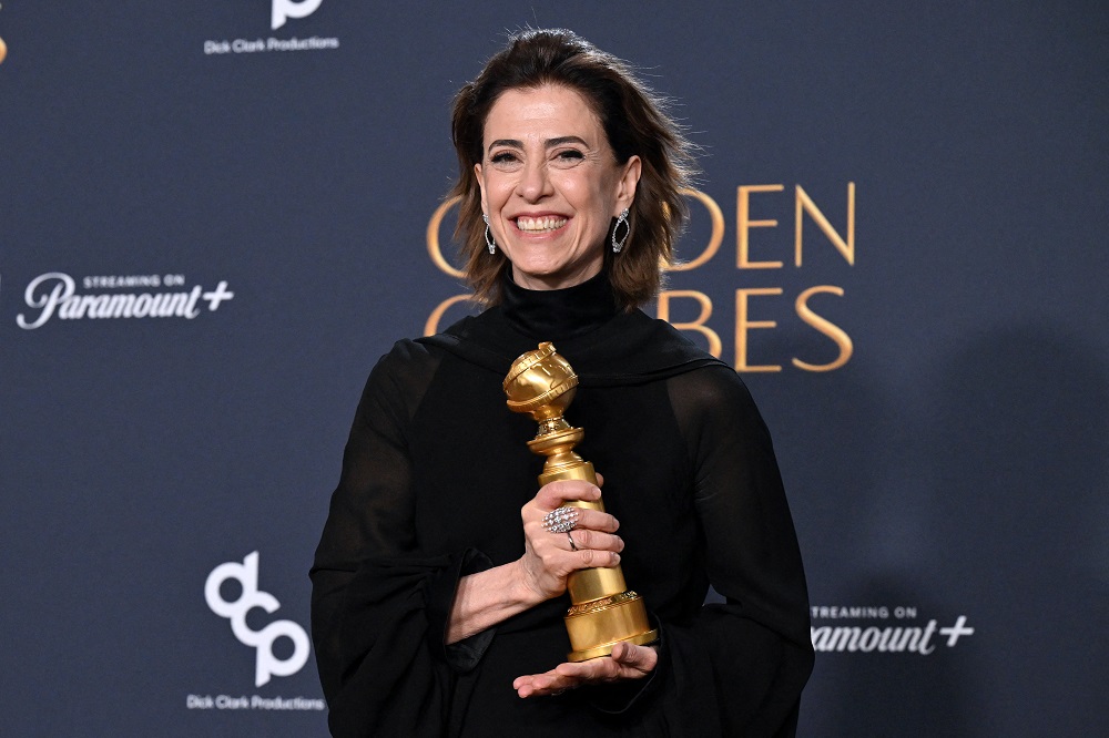 fernanda-torres-dedica-globo-de-ouro-de-melhor-atriz-a-fernanda-montenegro;-leia-discurso-na-integra