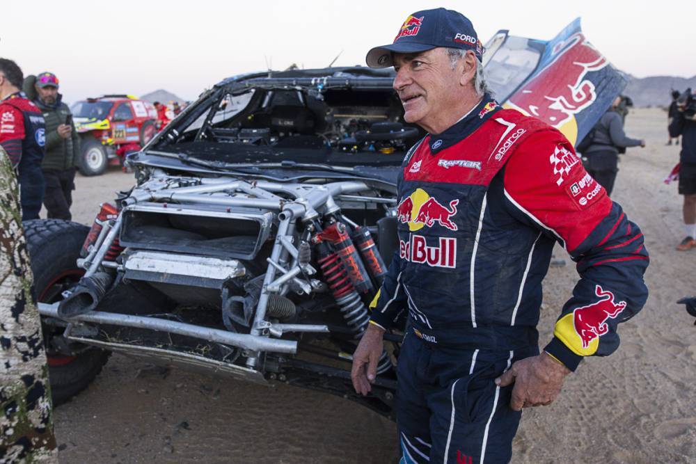 carlos-sainz-e-forcado-a-abandonar-o-rali-dakar-2025-apos-capotar