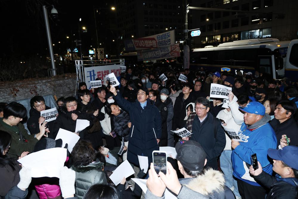 presidente-destituido-da-coreia-do-sul-resiste-a-ordem-de-prisao