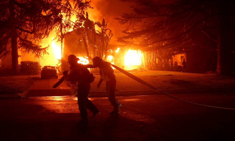 incendio-florestal-atinge-los-angeles-e-cerca-de-30-mil-pessoas-foram-evacuadas