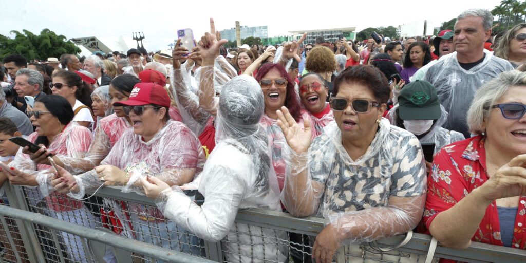 manifestantes-comemoram-democracia-na-praca-dos-tres-poderes