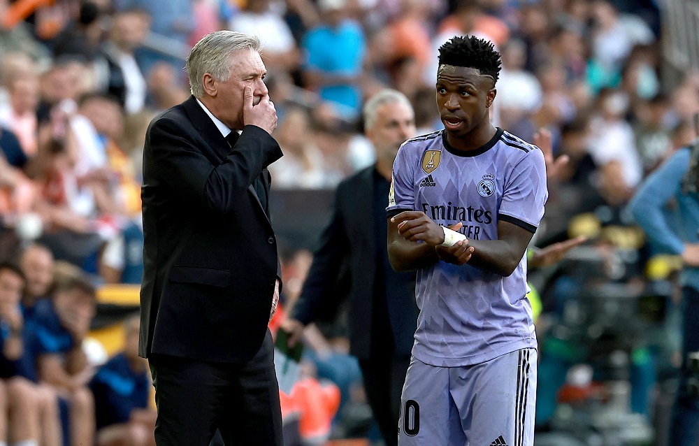 ancelotti-defende-vinicius-junior,-critica-expulsao-por-confusao-e-nega-que-real-madrid-esteja-cansado-do-brasileiro 