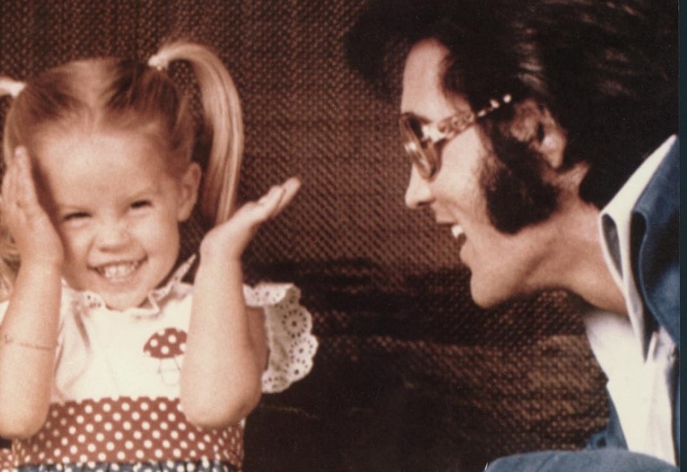 lisa-marie-presley-revela-detalhes-sobre-a-morte-de-elvis-em-biografia-postuma