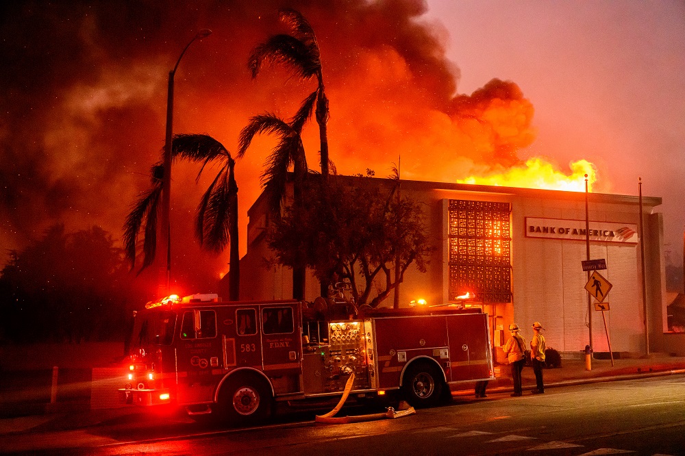 fogo-chega-perto-do-letreiro-de-hollywood,-provoca-evacuacao-de-pontos-turisticos-e-deixa-los-angeles-em-panico