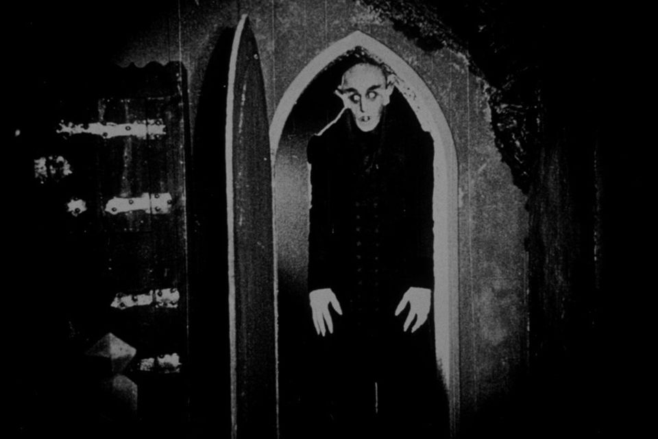 nosferatu:-veja-10-diferencas-do-novo-filme-em-relacao-ao-original-de-1922