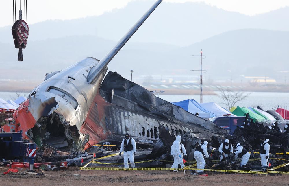 penas-de-aves-e-sangue-sao-encontrados-em-motor-de-aviao-que-caiu-na-coreia-do-sul