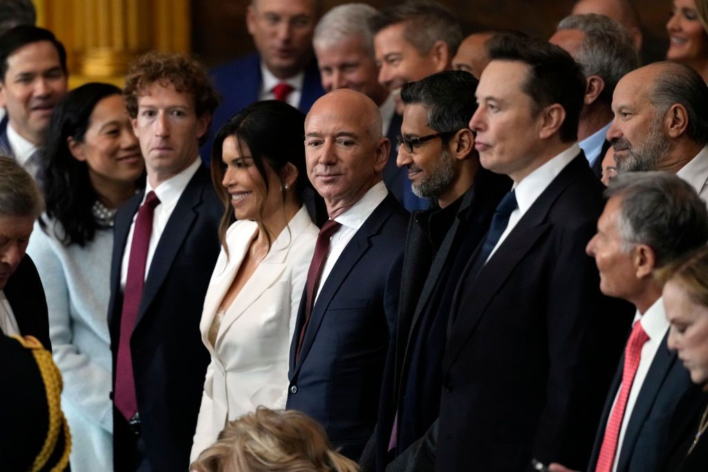 apoio-de-peso:-musk,-zuck,-bezos-e-outros-ceos-de-big-techs-encontram-trump-na-posse