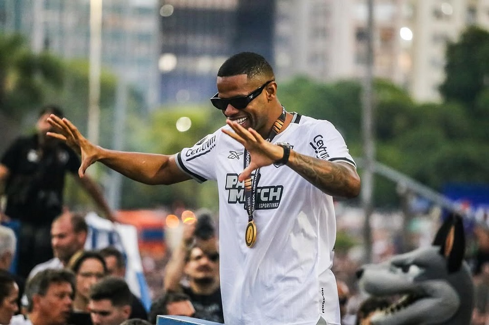 junior-santos,-ex-botafogo,-desembarca-em-bh-para-assinar-com-o-atletico-mg