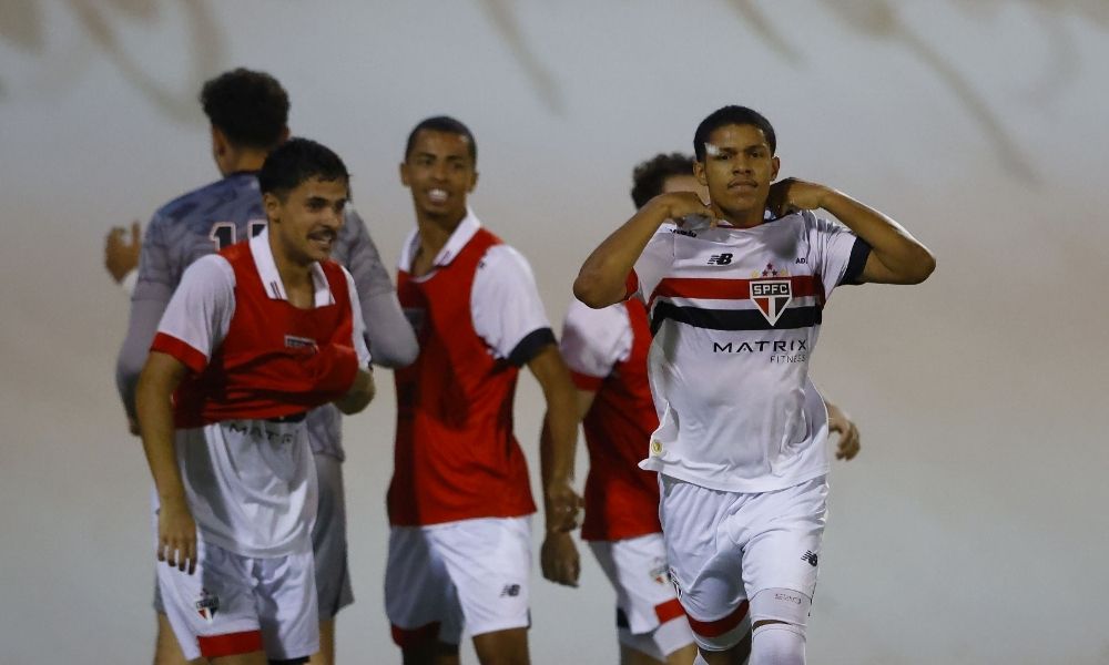 ryan-francisco-faz-dois-gols-de-cavadinha,-sao-paulo-vence-o-criciuma-de-virada-e-vai-a-final-da-copinha