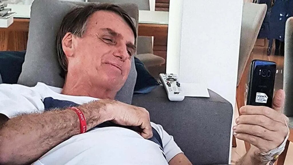 whatsapp-bloqueia-canal-de-jair-bolsonaro,-mas-volta-atras