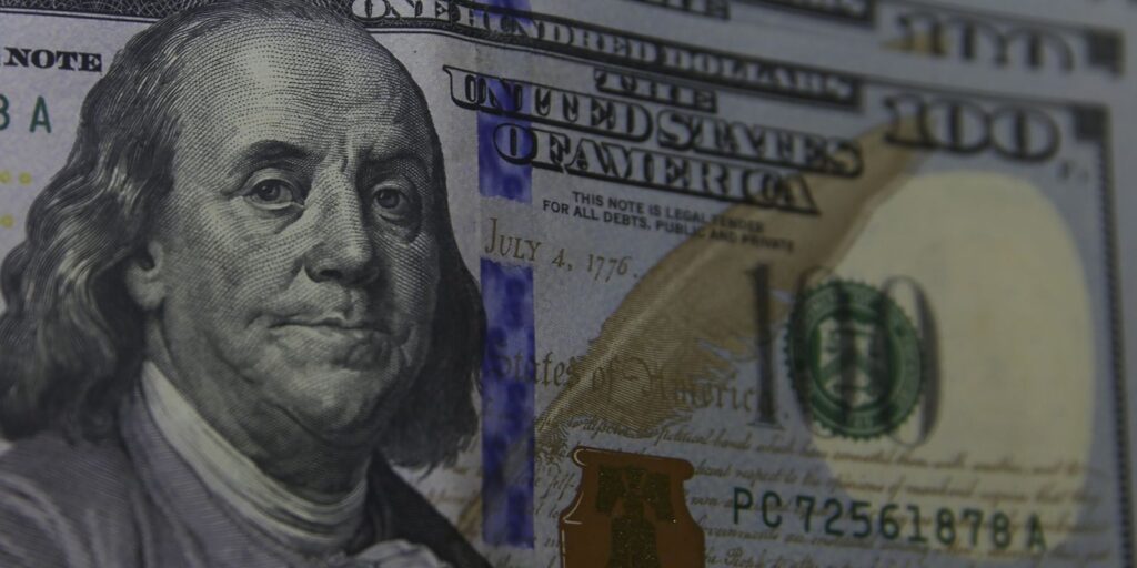 dolar-cai-para-r$-5,94-e-fecha-no-menor-nivel-desde-fim-de-novembro