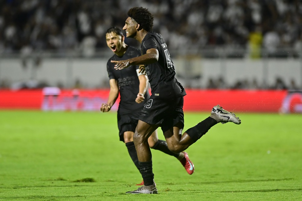 corinthians-suporta-pressao-no-fim-e-vence-ponte-preta-gracas-a-talles-magno