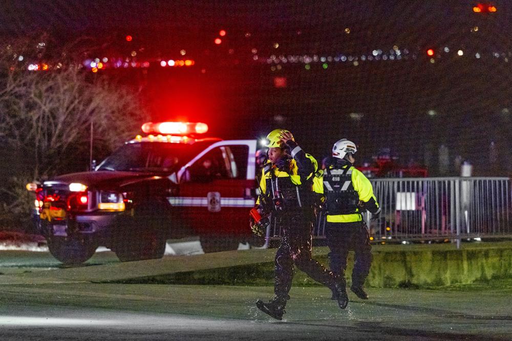 bombeiros-mudam-‘operacao-de-resgate’-para-‘de-recuperacao’-dos-corpos-apos-acidente-entre-aviao-e-helicoptero-nos-eua