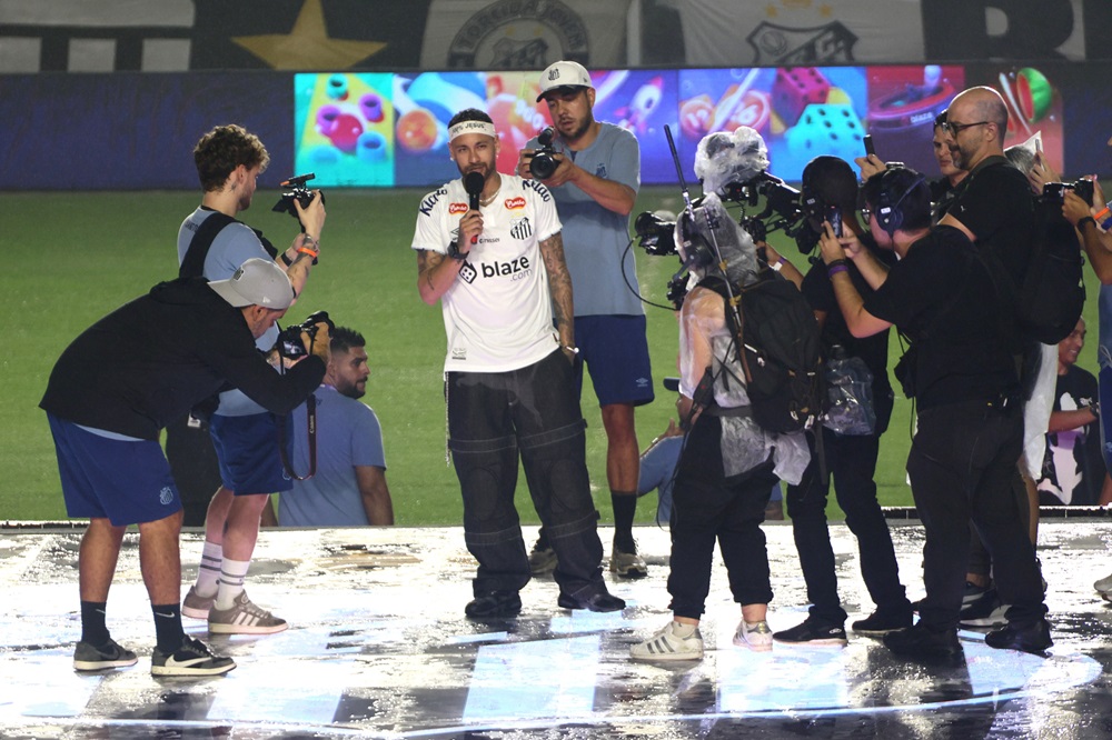 neymar-atrai-torcedor-com-cancer,-criancas-e-idosos,-e-faz-venda-de-camisas-do-santos-explodir