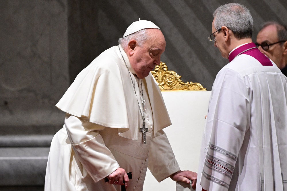 cabo-de-bengala-quebra-e-papa-francisco-tropeca-ao-caminhar-para-a-audiencia-do-jubileu