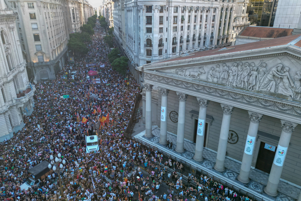 militantes-dos-movimentos-lgbt-e-feminista-protestam-contra-milei-em-buenos-aires