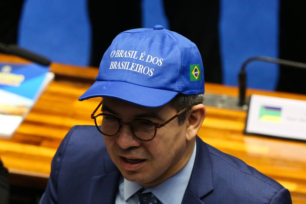 ministros-e-aliados-de-lula-usam-bone-azul-em-resposta-a-‘trumpistas’-brasileiros