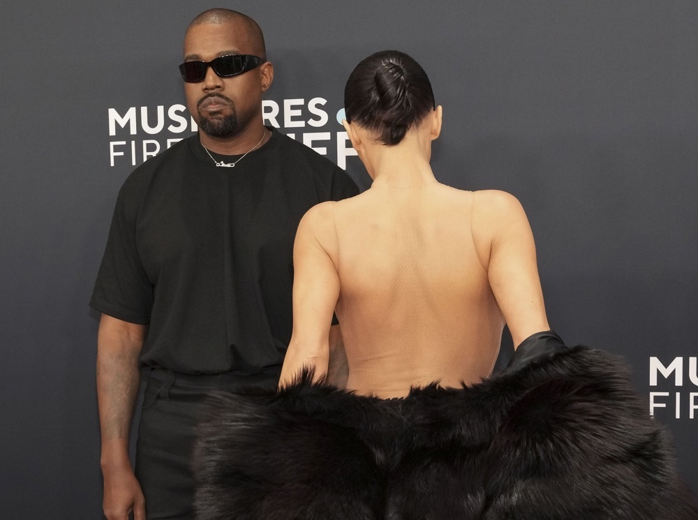 kanye-west-e-bianca-censori-se-livram-de-sancoes-apos-polemica-no-grammy-de-2025