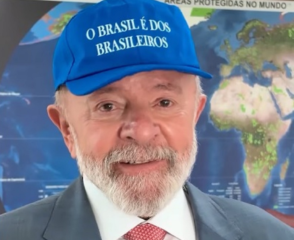 lula-adota-bone-com-frase-‘o-brasil-e-dos-brasileiros’