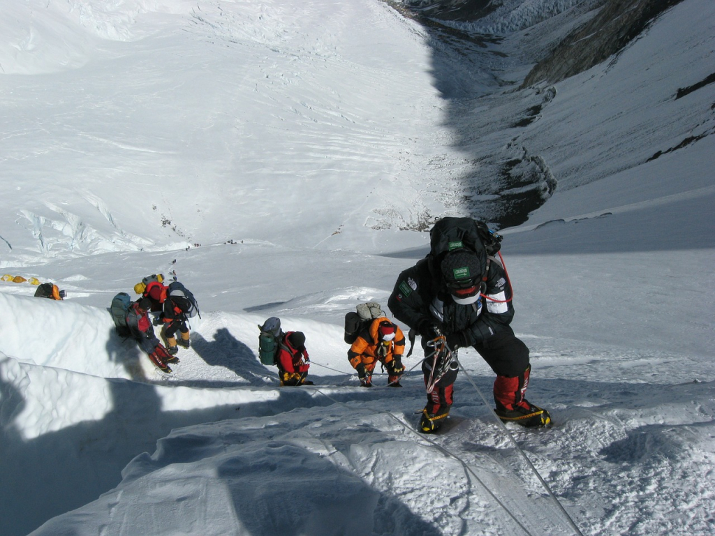 nepal-aumenta-taxa-de-escalada-do-everest-apos-uma-decada