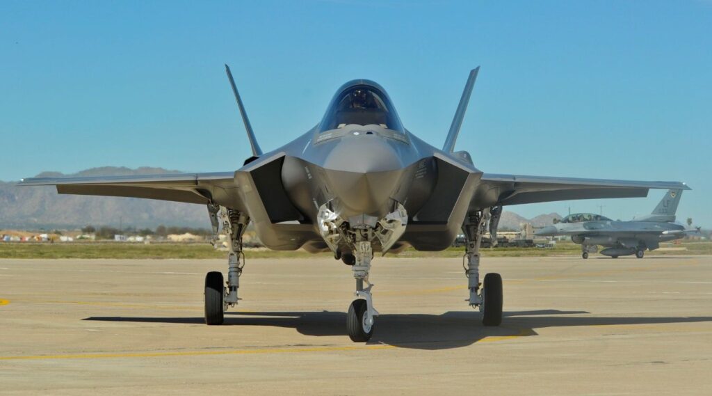 lightning-ii:-porque-o-caca-f-35-dos-eua-recebeu-esse-nome?