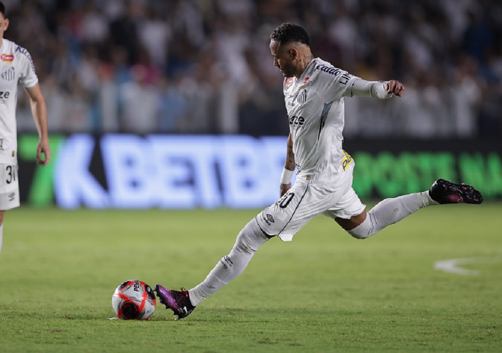 em-jogo-de-estreia-de-neymar,-craque-e-celebrado-a-cada-toque-na-bola,-mas-santos-fica-no-empate-na-vila