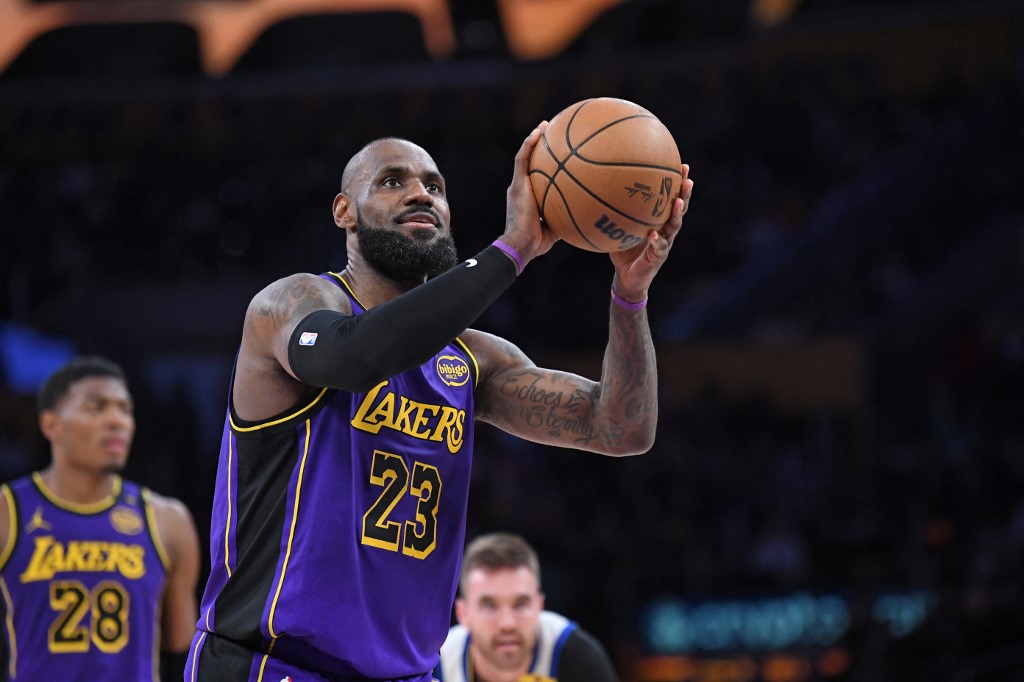 lebron-james-brilha-em-vitoria-dos-lakers-e-quebra-recorde