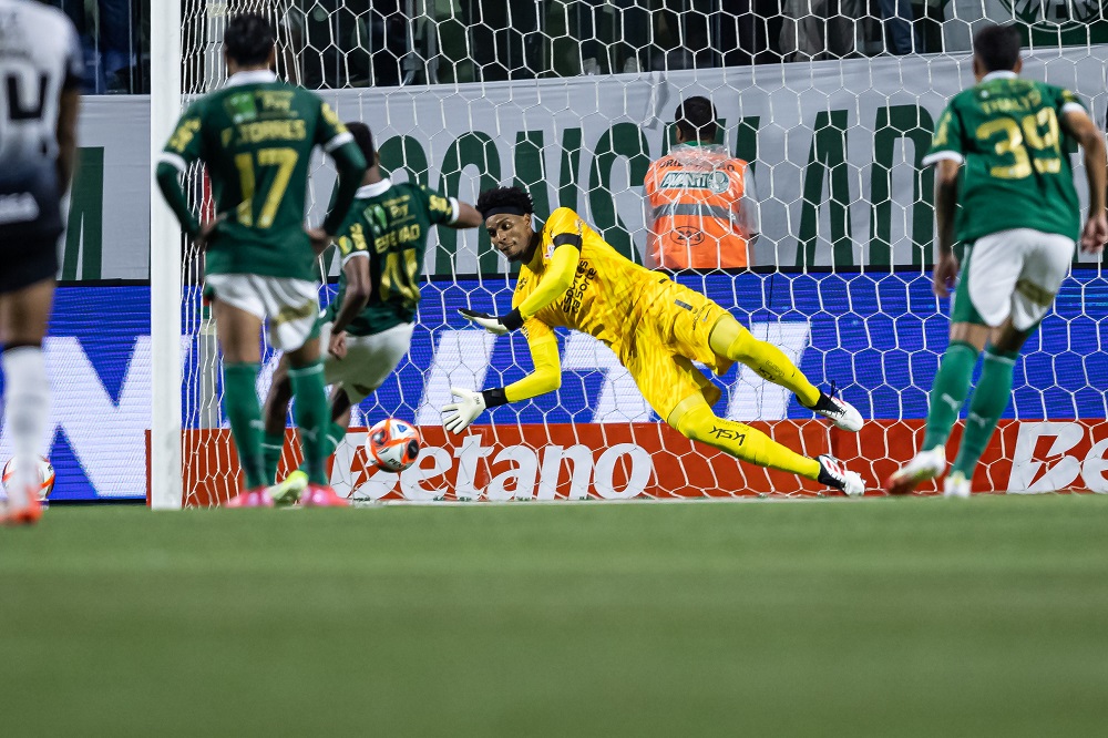 hugo-souza-revela-o-que-falou-para-torcedores-do-palmeiras-apos-defender-penalti