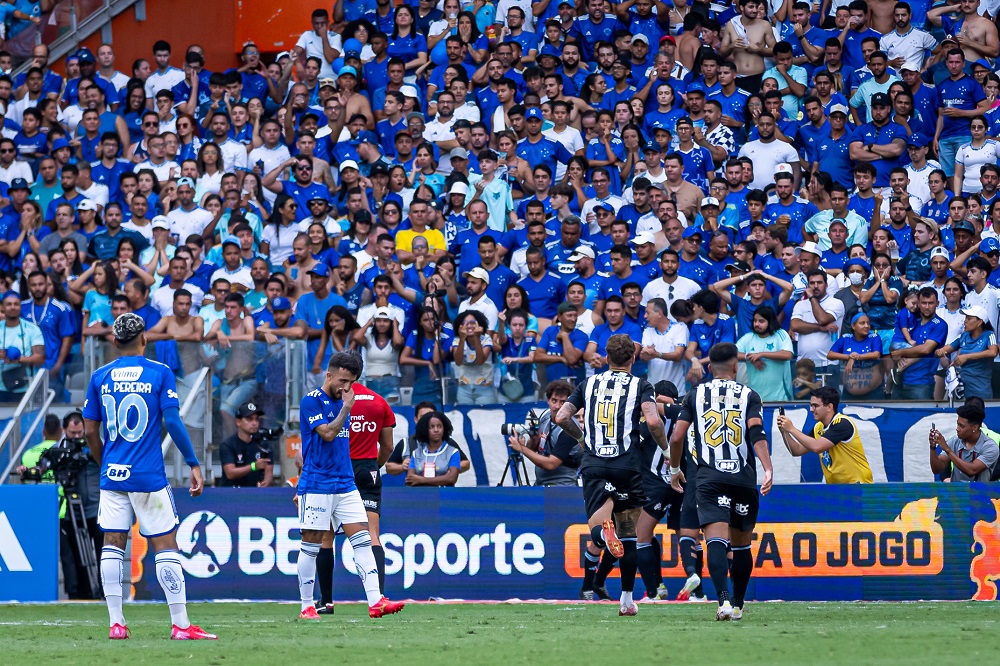 cruzeiro-apresenta-queixa-formal-contra-arbitragem-apos-derrota-no-classico-mineiro