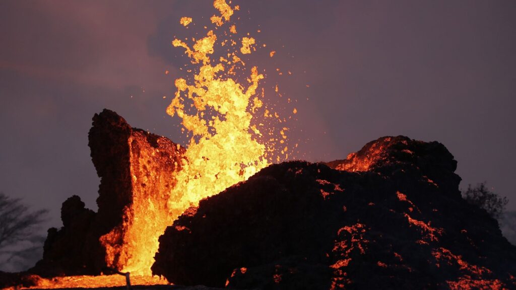 vulcao-kilauea-entra-em-erupcao-e-lanca-lava-a-100-metros