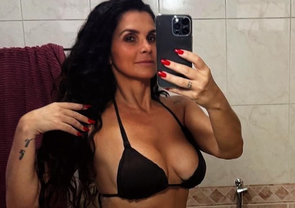 luiza-ambiel-exibe-corpo-em-dia-de-calor-em-piscina