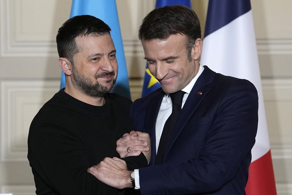 macron-declara-que-apenas-zelensky-pode-negociar-pela-ucrania