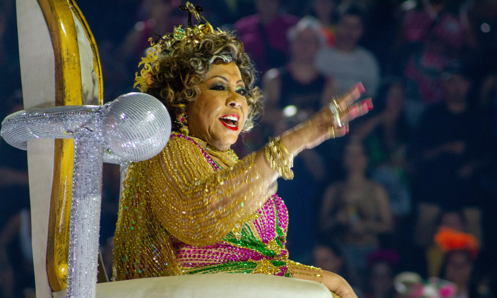 alcione-passa-mal-e-interrompe-show-em-refice:-‘alguem-me-abana-aqui’