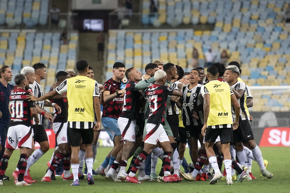 jogadores-do-botafogo-e-flamengo-sao-afastados-por-incidentes-no-classico-carioca